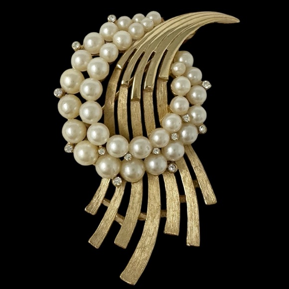 Vintage 60’s Crown Trifari Faux Pearl Wave Gold Tone Brooch Pin - Picture 1 of 5